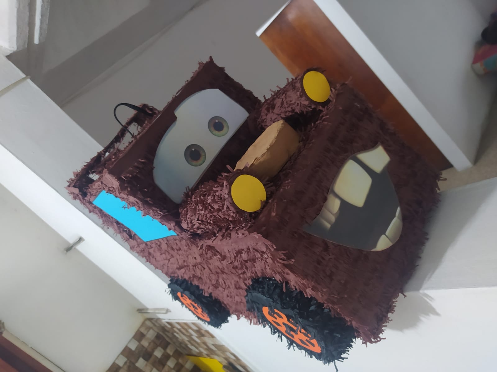 Piñata en panama con forma del personaje Mate de la pelicula Cars